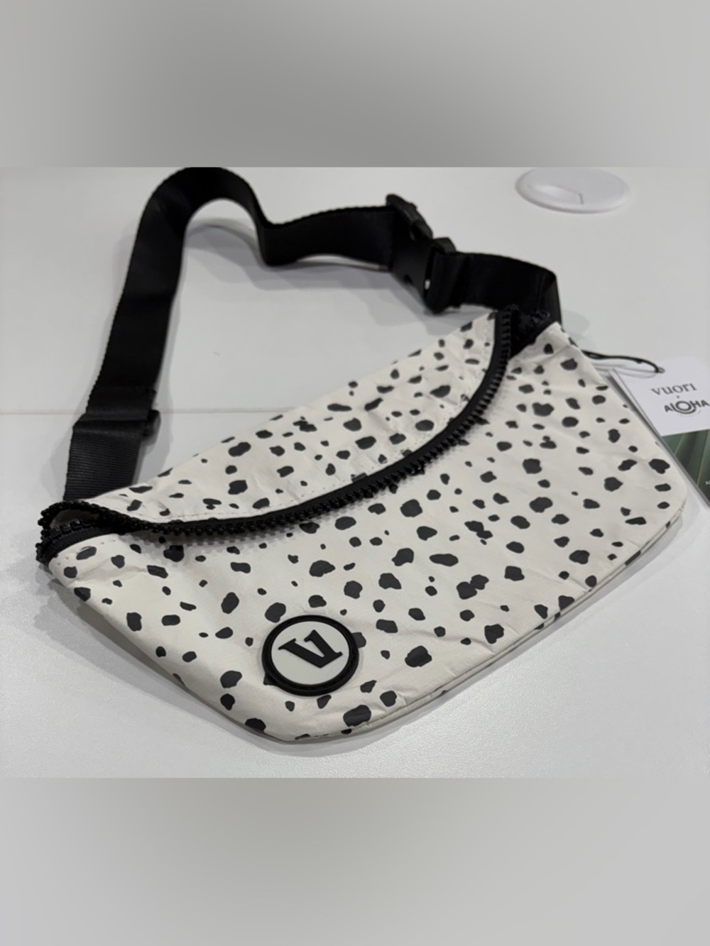 Vuori ALOHA-Mini Hip Pack Waist Black White NWT Internal Zipper Belt Bag - Picture 2 of 9